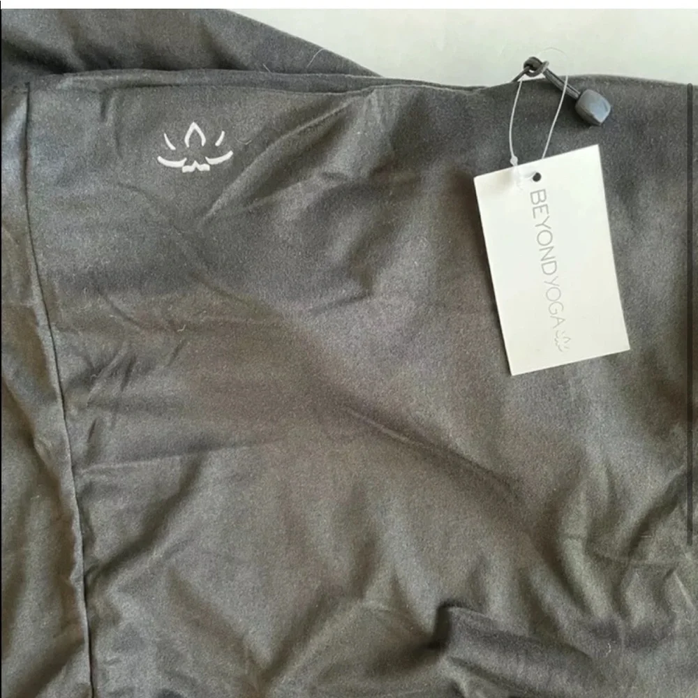 Beyond Yoga Infinity Scarf with pocket NWT $50 - Picture 7 of 11